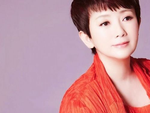 歌手周思潔向音樂人小蟲提起訴訟，要求賠償千萬。周思潔表示，即使坐在輪椅上也要將此事告到底。