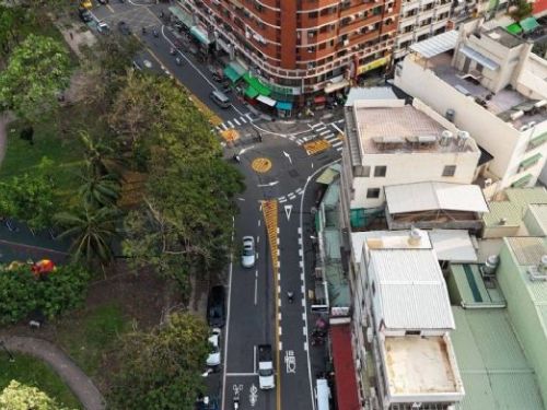 第二個標線型圓環亮相！瑞福路與崗山南街交通安全再升級