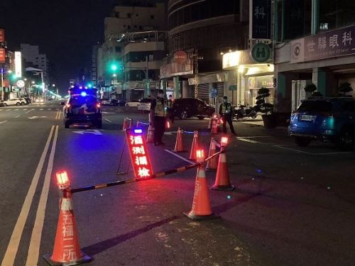 高市警強力取締酒駕，後方紅布條交安叮嚀格外顯眼