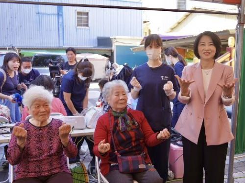 印象建設有限公司添增屏東社區服務，捐贈行動生活復能車