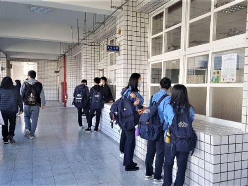 學測考場開放入場！考生進入教室應全程戴口罩，並接受快篩檢測