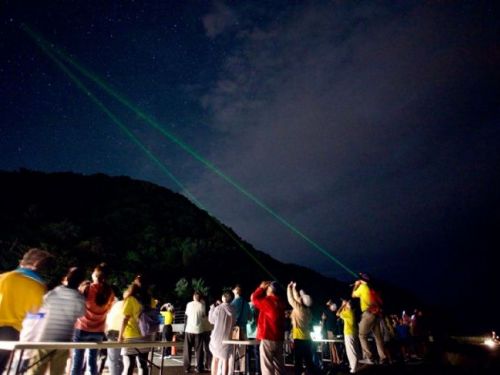 屏東史上最狂街頭天文 1500人佳樂水冒雨追紫金山彗星