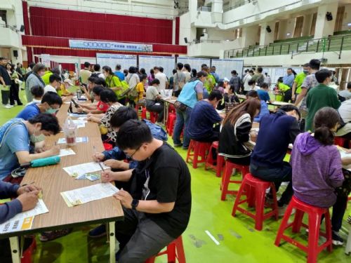 高雄市勞工局助力求職者夢想起飛 聯合徵才活動吸引千人參與
