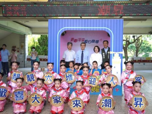 教育部鄭英耀部長視察屏東特色學校，讚賞本土教育創新與熱情