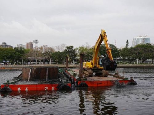 高雄水利局展開愛河河道底泥清疏工程，期待提升河道品質