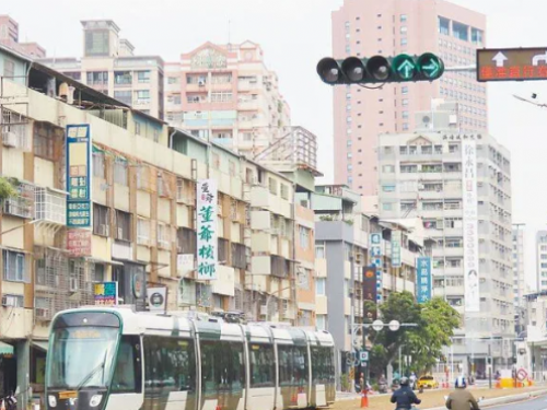 高雄輕軌行經須禮讓？ 「號誌很難懂」駕駛霧煞煞 交通局曝解方