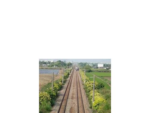 宜蘭發生驚險一幕！一輛轎車撞上鐵路護欄卡住，導致西線鐵路一度停止通行。