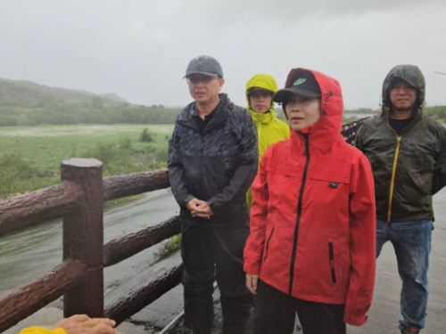屏東縣長周春米視察防颱工作，呼籲鄉親做好安全準備
