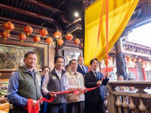 賴清德總統與黃偉哲市長攜手祈福：臺南古廟祈求風調雨順