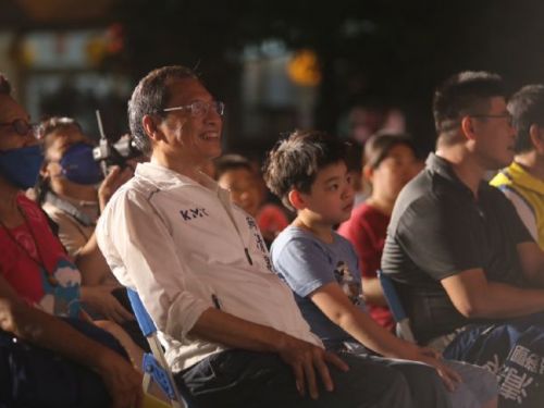 明華園在東港東隆宮演出，蘇清泉與鄉親共賞傳統戲曲饗宴