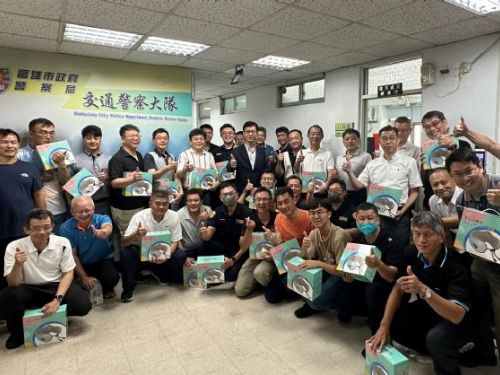 高雄交大貼心肩頸按摩枕舒緩警察爸爸們的辛勞