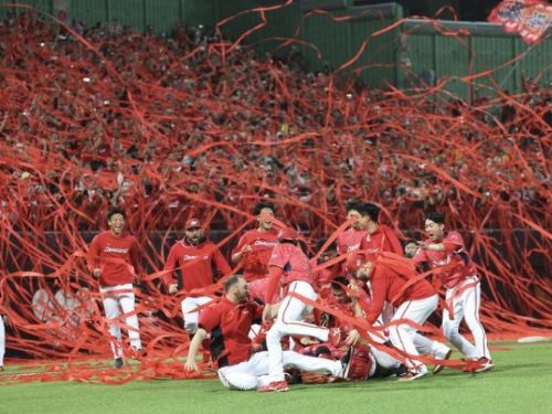 主場拋紅彩帶！味全龍6:3擊敗桃猿 奪睽違24年中職總冠軍