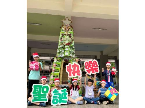 忠孝國小環保乖乖樹 最卡哇伊的聖誕樹點亮校園