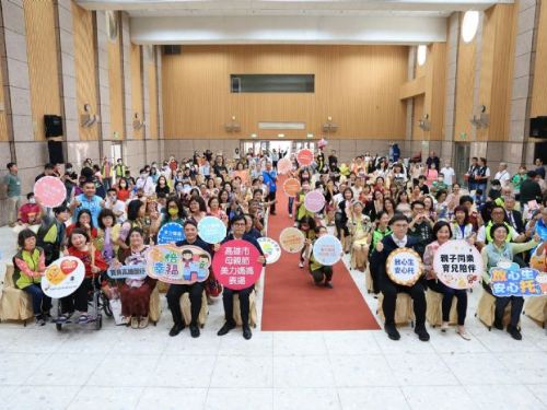 高雄市長陳其邁親臨「母親節美力媽媽」頒獎典禮