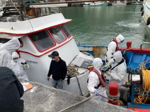 公海接駁、漲潮搶灘運毒上岸 漁港平台挖「隧道」