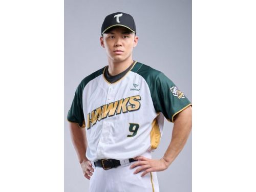 台鋼雄鷹隊史首轟！王柏融兩分砲炸裂，睽違六年再度在中職開轟