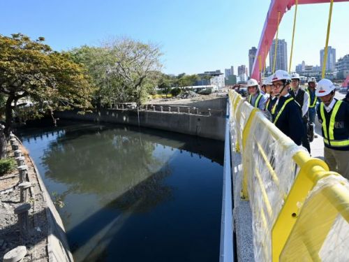 視察龍德河堤新橋及龍德路工程 陳其邁盼如期如質完工通車 有效紓解人潮車流