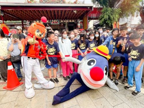 紅球臺南 RedBall Tainan x棒球臺南 Baseball Tainan  萊追紅球也瘋棒球，首日前往風神廟接官亭 準備35紅球舞蹈表演 快閃送好禮