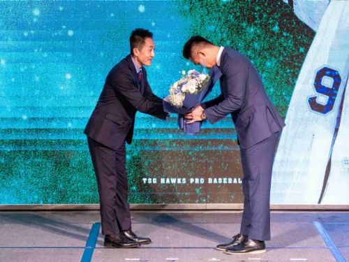 王柏融返台加盟台鋼雄鷹共創新一季高峰