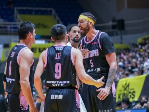 新北國王洋將 牧倫斯 比賽中直接負氣脫掉球衣 離開球場走人