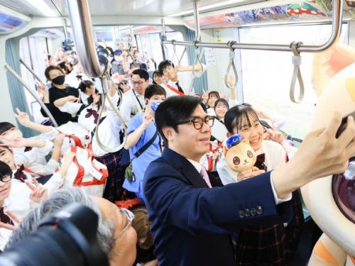 這畫面太可愛！橘色惡魔搭輕軌「柑橘號」  陳其邁ft.蜜柑站長驚喜現身引驚呼 贈「橘高校限定」一卡通+蜜柑娃娃