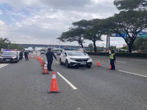 高市道安持續精進 呼籲市民 尾牙餐敘勿酒駕 元旦連假出遊 請多搭乘輕軌捷運 高市警加強管制疏導