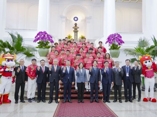 台灣大賽冠軍味全龍 光榮前進總統府 紅色榮耀是他們的信仰 蔡總統與賴副總統熱烈接見
