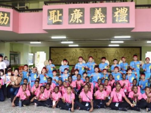 桂林國小、納米比亞ACC學童相見歡 打陀螺、爆米香、足球友誼賽樂開懷