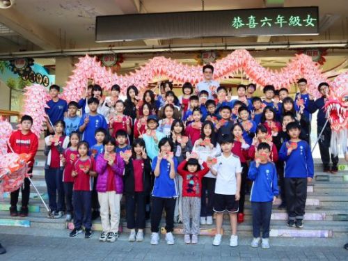 高雄市送給國小、幼兒園學童龍年小紅包 學童笑開懷與家人分享過年喜氣