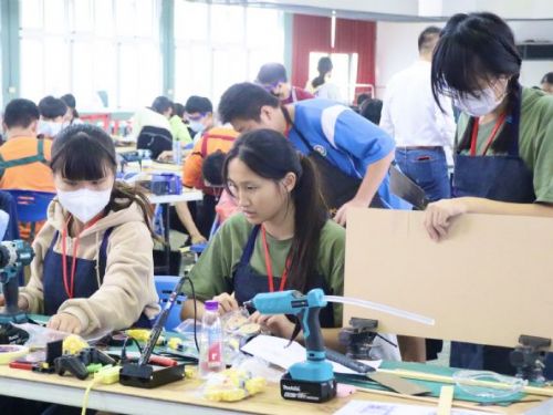 高雄市國中小學科技教育競賽20日大榮中學登場 300國中小學生激烈競賽