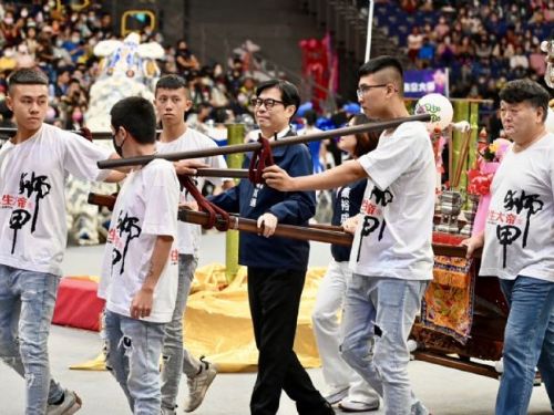 「2023高雄戲獅甲」獅王大戰  陳其邁扶鑾開場  宣揚台灣舞獅文化