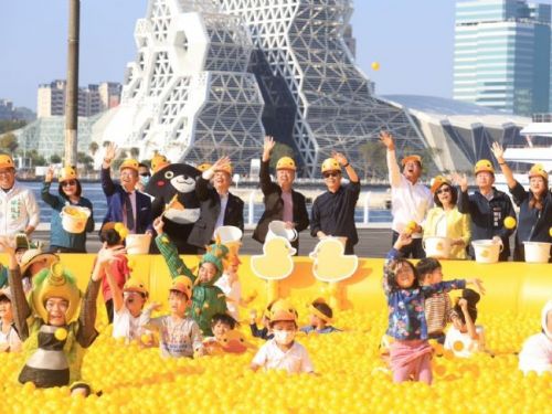 過年往南走就對了！開放16-18號碼頭 高雄「冬日遊樂園」伴無敵海景登場  1/27-2/25療癒雙鴨展魅力