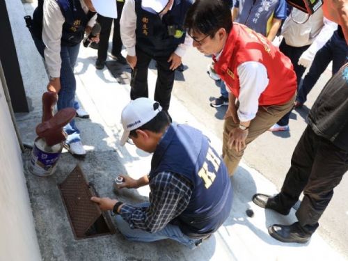 陳其邁市長視察茄萣區登革熱防治  疫情流行期間少許積水就能孳生病媒蚊