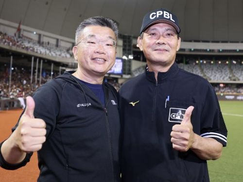 謝謝蘇建文裁判ㄌㄠ最終場執法 擔任三壘審為裁判生涯畫下句點