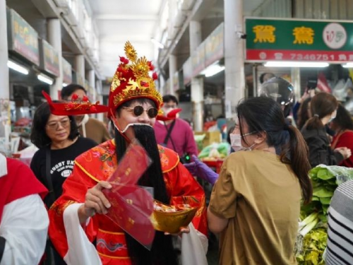 屏東中央市場迎新春，財神爺送福祝大家好運滿滿