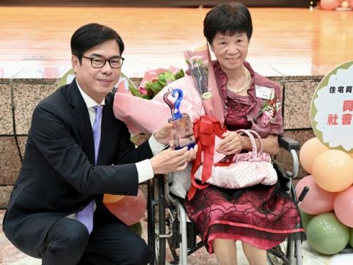 頒發「母親節美力媽媽」獎項 陳其邁感謝母親們辛勞付出