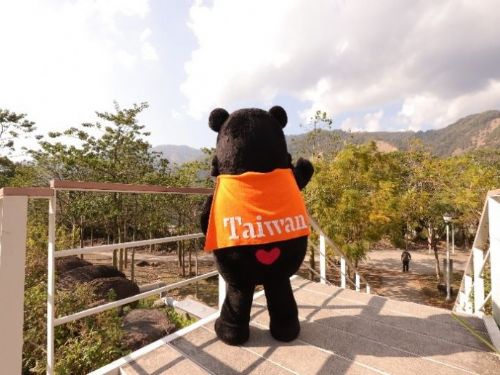 FUN暑假囉~即日起至茂林國家風景區轄區與任一景點合照，即可搶先體驗AR琉璃珠互動機！