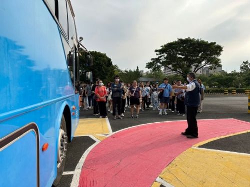 遠離大型車 平安過龍年