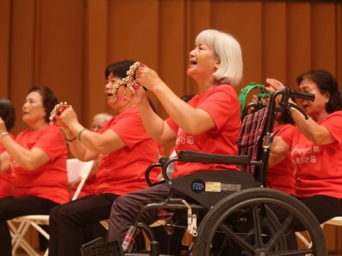 銀閃閃合奏展演「我的年代‧我的歌」 740位耆者敲響出專屬樂章