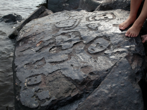 巴西亞馬遜河乾涸水位下降　千年壁畫重現人間