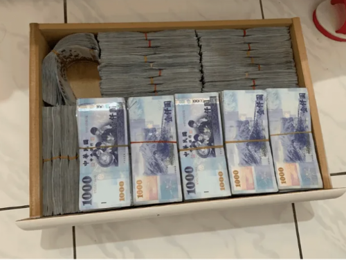 替詐團洗錢！26歲男床底藏海量現金 警出動點鈔機清點758萬