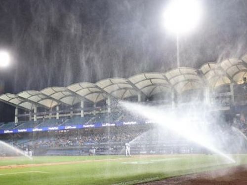 富邦悍將主場比賽中突灑水，周思齊敲安建功。