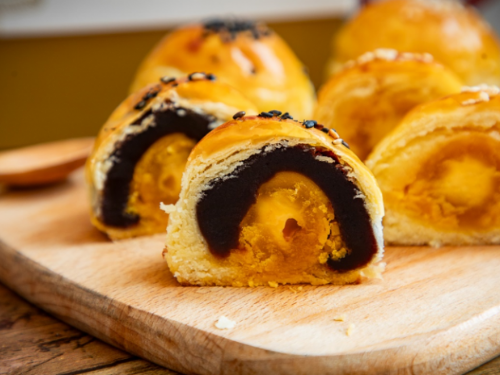 中秋狂賣上萬顆！桃園「現烤蛋黃酥」還沒開門就排爆，古早味手撕蛋糕也必買