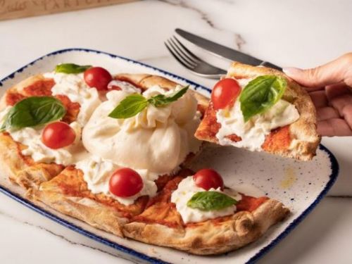 香港的意大利咖啡館和酒吧“Cielos”以手工製作的 Burrata 奶酪為特色