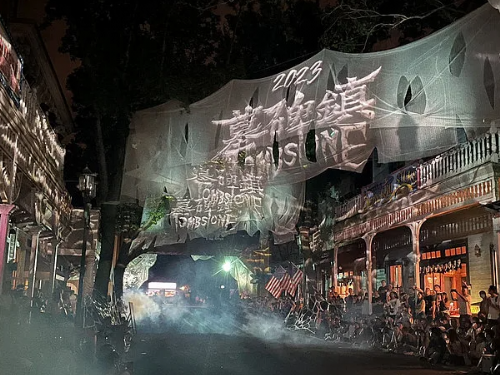 全台最大萬聖慶典墓碑鎮大門開啟! 六福村湧入數千人朝聖！