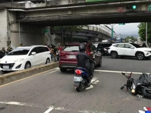 上班遇死劫！護理師遭闖紅燈騎士撞飛腦死