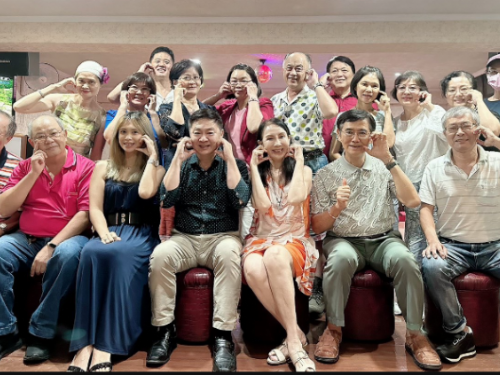 港都社大流行音樂班紅白大對抗，「流浪到淡水」經典模仿歡樂登場