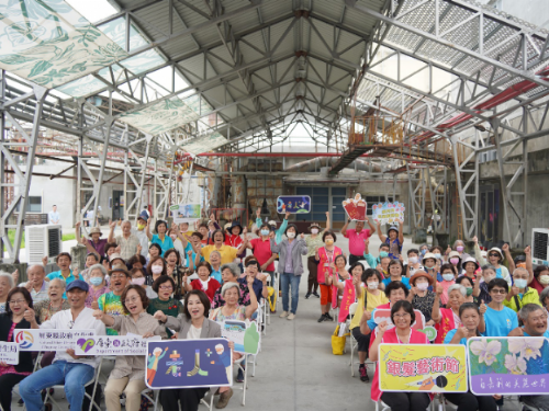 老人+「112年屏東縣重陽大禮包」 屏東長者加倍開心