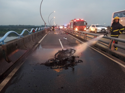 高屏橋車禍 消防隊及時趕到 無人傷亡