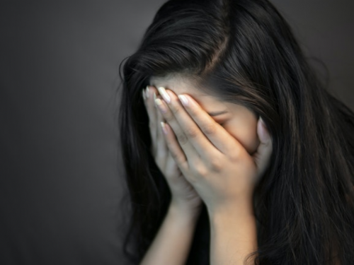 單身女教師陷網上情緣！警勸12次不果　按樓痛失$435萬：他會娶我